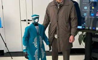 Робот в национальном костюме пришел на референдум