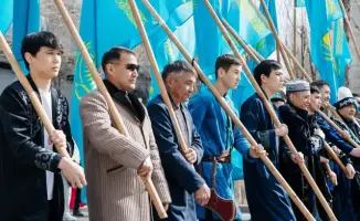 В Атырау прошел парад в честь Дня национальной одежды, собравший около 5000 участников