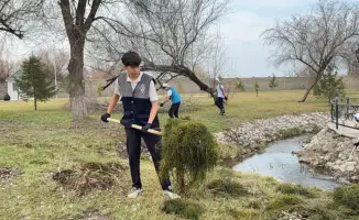 Юные казахстанцы очищают родники и берега рек в рамках акции «Мөлдір бұлақ»