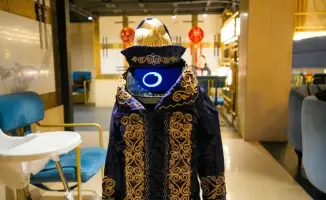 В Астане на празднике Наурыза робот в чапане встречает гостей