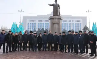 Цветы к памятнику Жамбыла в Таразе