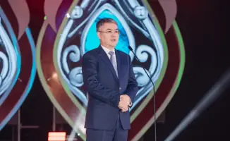 Женщины под ногами: как аким поздравил дам