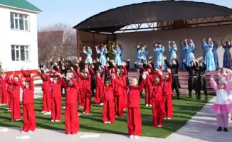 В селе Байсерке референдум проходит с элементами этнокультуры, привлекая внимание к традициям