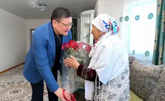 Аким области поздравил 104-летнюю труженицу тыла с праздником