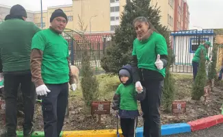 Дети и родители в Алматы участвуют в экологической инициативе, высаживая именованные деревья и создавая капсулу времени