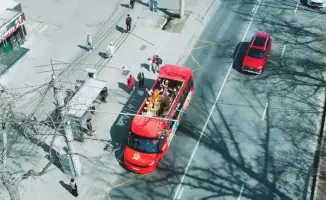 Музыкальный автобус с этноансамблем проехал по Алматы в честь Наурыза