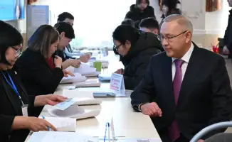 Аким Жетісу Бейбит Исабаев проголосовал на референдуме по новой Конституции в Талдыкоргане, подчеркивая важность доступного голосования для всех граждан.