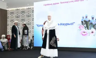 Пенсионеры Астаны представили национальную одежду на показе в центре города