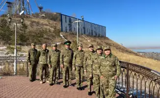 Прекрасная женщина, находящая язык с природой