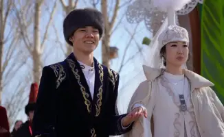 В Астане, накануне Наурыз мейрамы, пять пар заключили брак, символизируя новые начала в традициях праздника