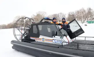 Спасатели МЧС провели учения по спасению рыбака на льдине в Павлодаре