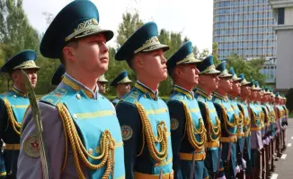 Военнослужащие продемонстрировали казахские национальные костюмы на празднике Дня национальной одежды