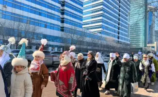 В Астане пенсионеры провели шествие в национальных костюмах