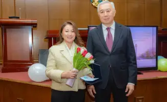 Серик Жумангарин поздравил женщин министерства с Международным женским днем и вручил государственные награды