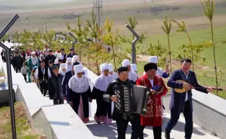 КАЗЫГУРТ: ПАРАД НАЦИОНАЛЬНОЙ ОДЕЖДЫ — ЖИВОПИСЬ КУЛЬТУРЫ В ЧЕСТЬ НАУРЫЗА