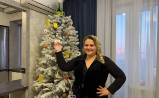 Костанайская жительница Вера Мадиева украсила новогоднюю ёлку в национальном стиле к празднику Наурыз, задав новый праздничный тренд.