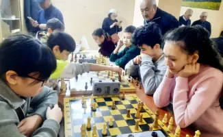 В Астане прошел шахматный турнир среди пенсионеров и молодежи