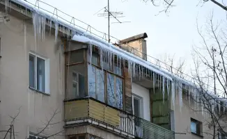 В Алматы управляющие компании обязаны усиливать контроль за очисткой крыш от снега и наледи