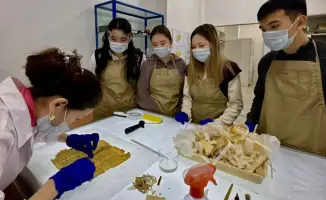 Мастер-класс по сохранению редких книг прошел в Национальном центре рукописей