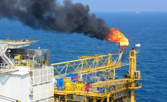 Иран предупреждает о скорых авиаударах: началась эвакуация нефтяных объектов в Персидском заливе