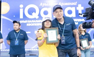 Мама одна растит троих: Предприниматель исполнил мечту девочки из аула для 10 тысяч сельских школьников Казахстана