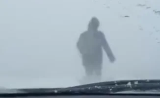 Казахстанка помогла водителям выбраться из метели, пройдя 4 километра по трассе Аксу — Павлодар