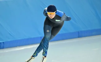 Казахстанские конькобежцы на ледяной арене: золотой вихрь и юниорский триумф в Инцелле