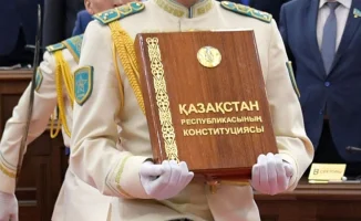 Президент Токаев отвечает на критику новой Конституции, подчеркивая важность единства в языковых вопросах