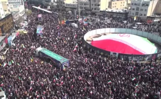 Тегеран в трауре: тысячи свечей на площади Энгелаб в память о павших героях