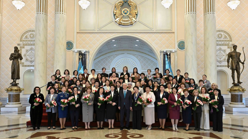 Токаев наградил казахстанок в Акорде Павлодаре