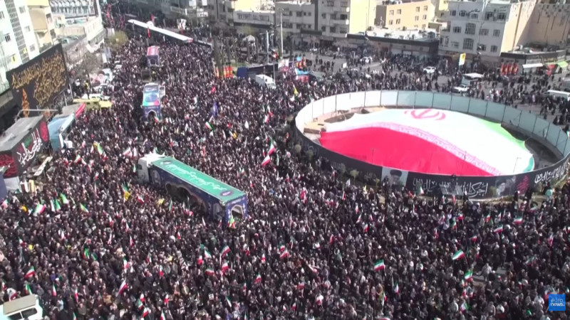 Тегеран в трауре: тысячи свечей на площади Энгелаб в память о павших героях Павлодаре