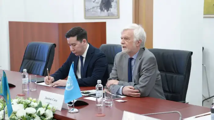 В рамках RES-2026 состоялась двусторонняя встреча Министра экологии и природных ресурсов Республики Казахстан Е. Нысанбаева с Председателем Межправительственной группы экспертов по изменению климата (МГЭИК) Джимом Скеа (2)
