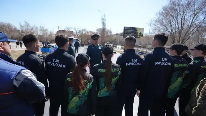 Чингис Аринов посетил пожарную часть в Павлодаре и оценил новую тренировочную башню для спасателей