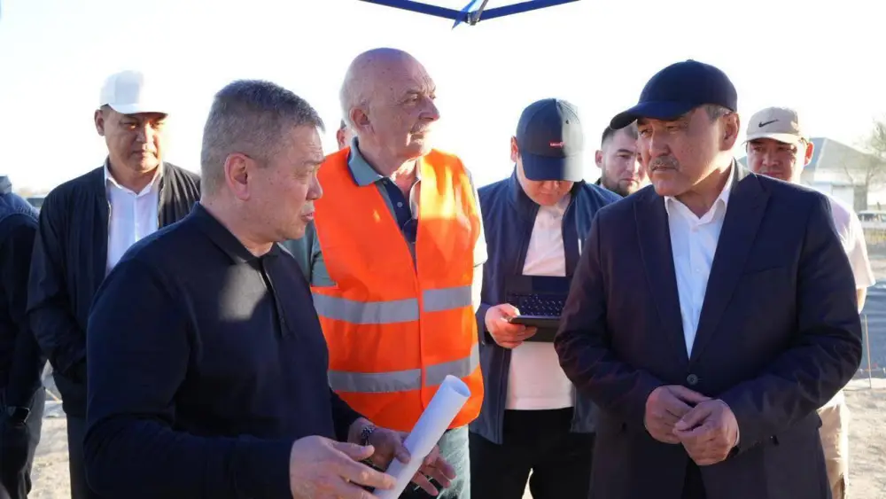 МИНИСТР ВОДНЫХ РЕСУРСОВ И ИРРИГАЦИИ РК ОЗНАКОМИЛСЯ С ХОДОМ КАПИТАЛЬНОГО РЕМОНТА ПОЛИВНЫХ СИСТЕМ В ШАРДАРИНСКОМ РАЙОНЕ (2)