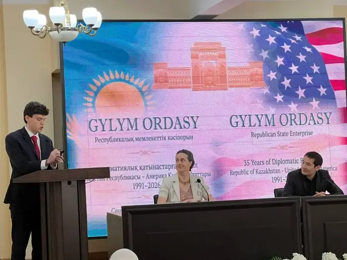 Генеральное консульство США передало фонду «Ғылым ордасы» более 100 научных книг