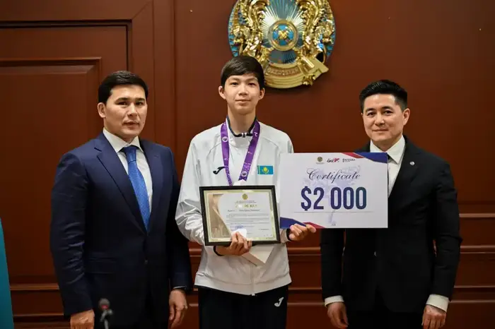 Ербол Мырзабосынов наградил чемпионку мира по таеквондо Айым Серикбаеву (8)