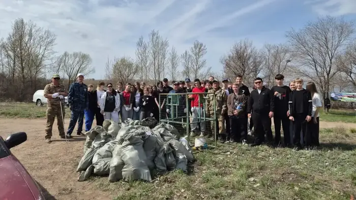 Сбор мусора на берегу Самаркандского водохранилища: усилия по сохранению экологии местных водоемов