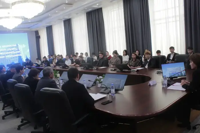 В целях продвижения ценностей государственной службы и ранней профессиональной ориентации среди школьников в Акимате Костанайской области проведено мероприятие с учащимися школ г. Костаная (2)
