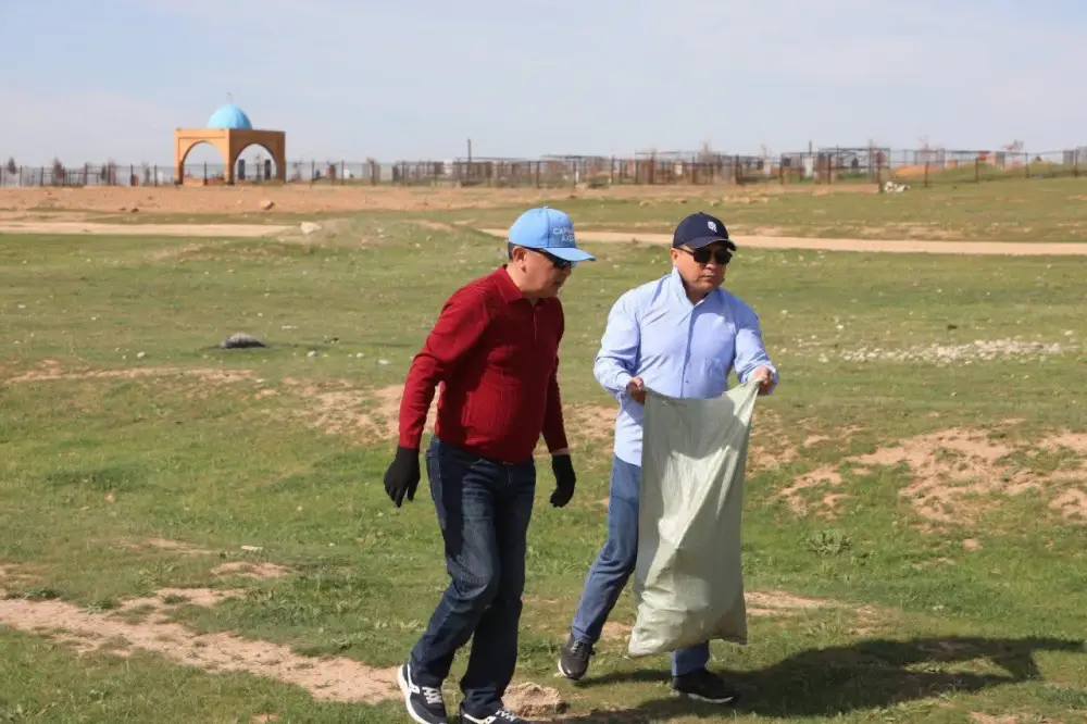 Субботник в Сарыагаше: Участники очистили улицы и посадили деревья Павлодаре