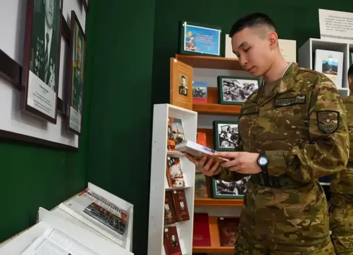 Казахстан отмечает Национальный день книги: военнослужащие обязаны читать не менее пяти книг за службу