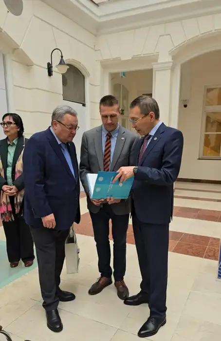 Казахстанская делегация наблюдает за парламентскими выборами в Венгрии