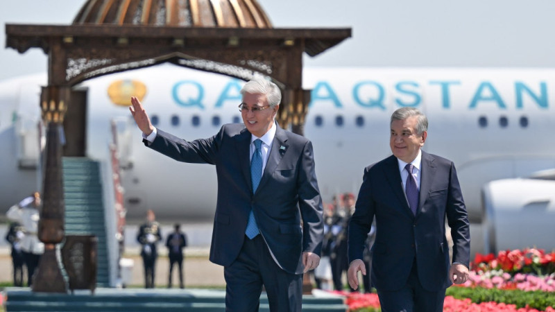 Токаев в Узбекистане: цветы, песни и дипломатические танцы Павлодаре