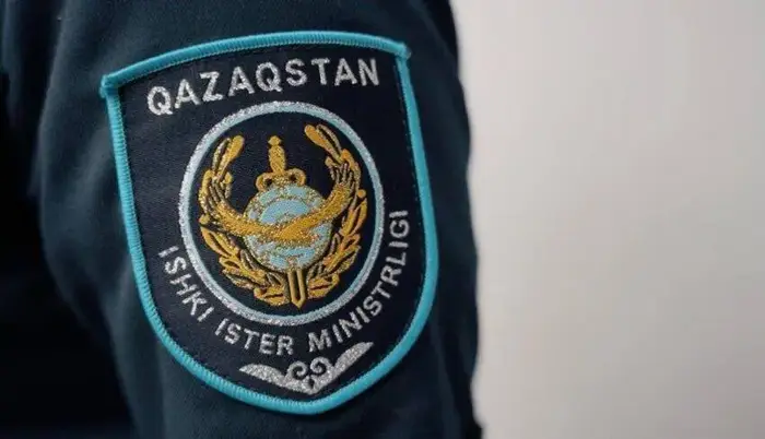 Патрульные полицейские оказали первую помощь женщине, упавшей на улице в столице