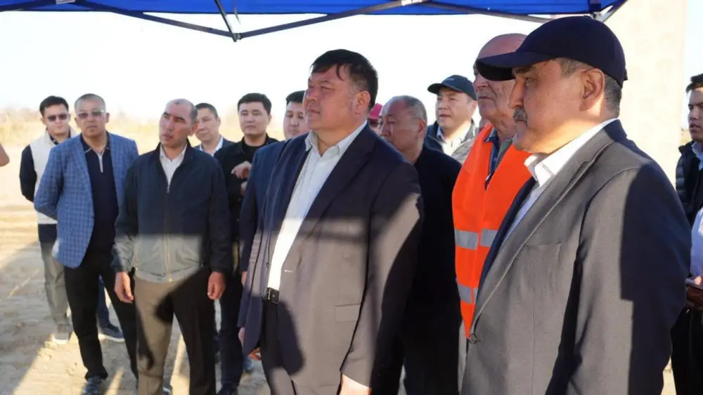 МИНИСТР ВОДНЫХ РЕСУРСОВ И ИРРИГАЦИИ РК ОЗНАКОМИЛСЯ С ХОДОМ КАПИТАЛЬНОГО РЕМОНТА ПОЛИВНЫХ СИСТЕМ В ШАРДАРИНСКОМ РАЙОНЕ (3)