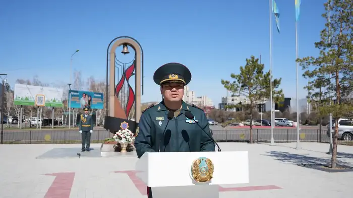 В Павлодаре министр по ЧС возложил цветы к памятнику спасателей и вручил ключи от новой техники