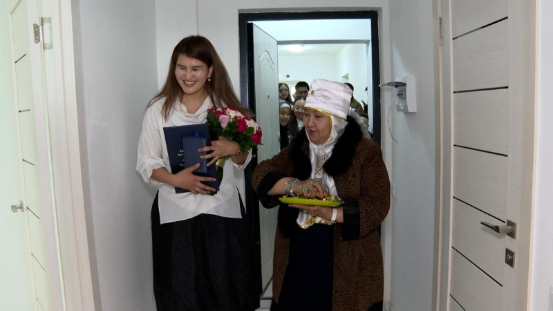 Молодые казахстанские учёные получили ключи от квартир от Президента Касым-Жомарта Токаева в преддверии Дня работников науки, что подчеркивает поддержку и признание их вклада в развитие науки в стране. Павлодаре