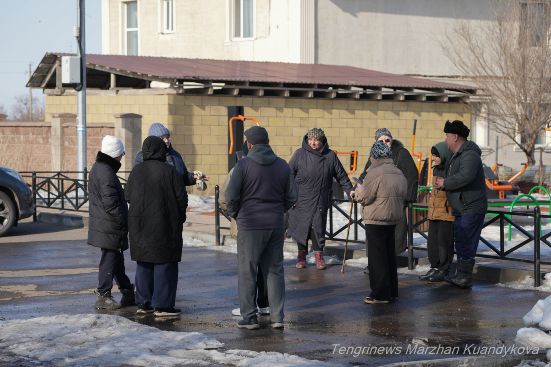 Жители массива Нефтяников разговаривают на улице