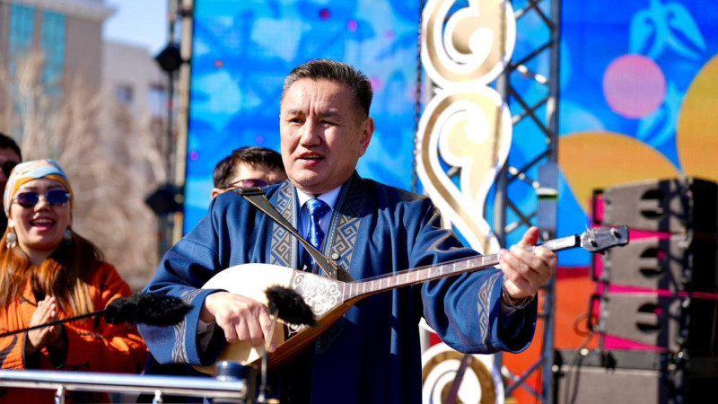 В марте чиновники Казахстана активно занимались различными мероприятиями, включая празднования и решения актуальных проблем. В то время как одни из них отмечали достижения, другие сталкивались с критикой и вызовами, что создало контраст в их деятельности. Павлодаре