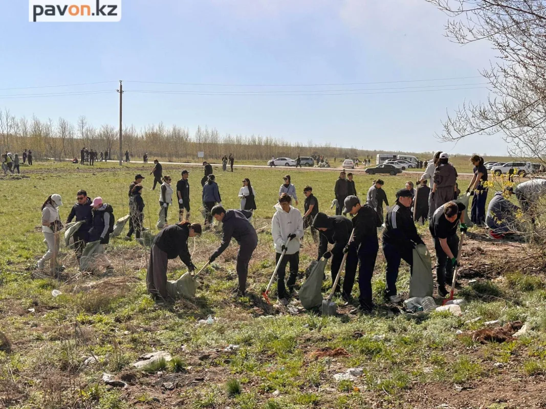 Сотни павлодарцев объединились для уборки несанкционированной свалки в черте города Павлодаре