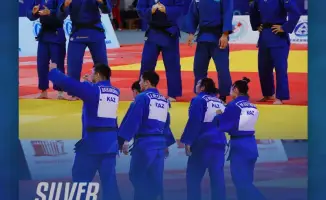 Сборная Казахстана завоевала серебро в командных соревнованиях на чемпионате Азии по дзюдо в Ордосе